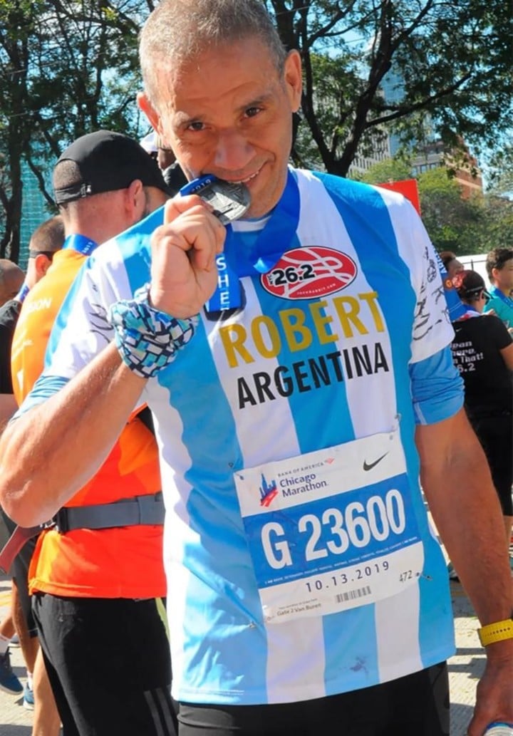 Roberto Debbag tras correr el maratón de Chicago, en 2019.